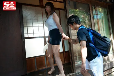 Anh chàng dâm dục buồi khi nhìn trộm em họ cắm sừng với chồng