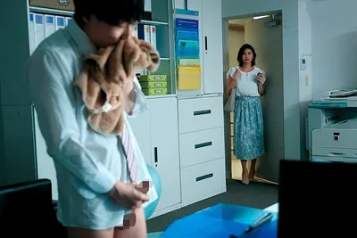 đang thủ dâm thì bị người vợ của chủ tịch nhìn thấy, nhưng chị ấy thật tâm lý