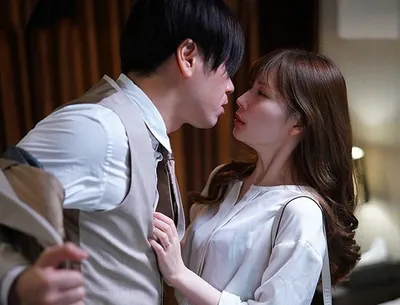 Tiền bối thầm yêu em thư ký đã có anh xã và kế hoạch cho chuyến công tác