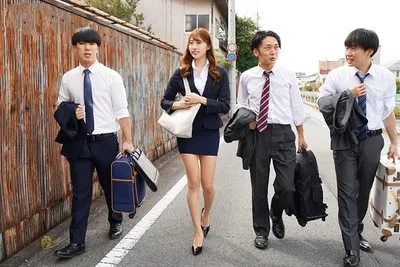 Nhầm lẫn khi đặt phòng, 3 nhân viên may mắn được ở cùng sếp nữ