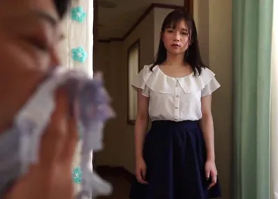 Nhóc con phát hiện bố dượng biến thái ngửi đồ lót của mình