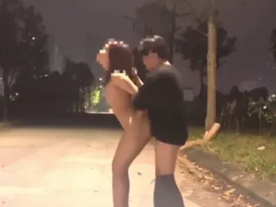 Vã quá nắc nhau ở trong công viên