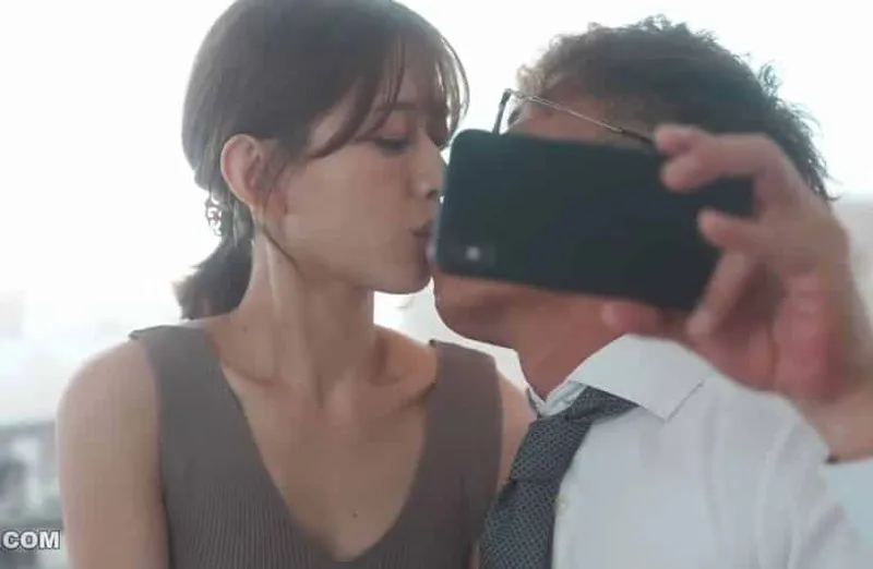 Thấy bà xã hơi lạ, chồng xem điện thoại người vợ và thấy cảnh chịch với sếp của mình