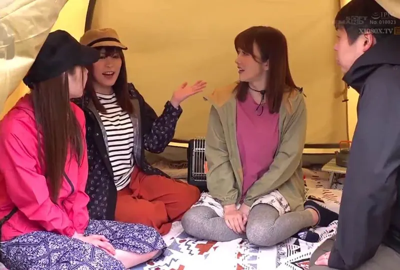 Chuyện lạ đời, gã chồng thay cô vợ đi cắm trại với mấy cô bạn của bà xã ở khu phố…