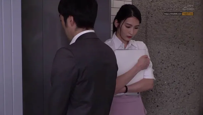 Em thư ký tội tình bị tiền bối bắt vào nhà nghỉ phục vụ đối tác