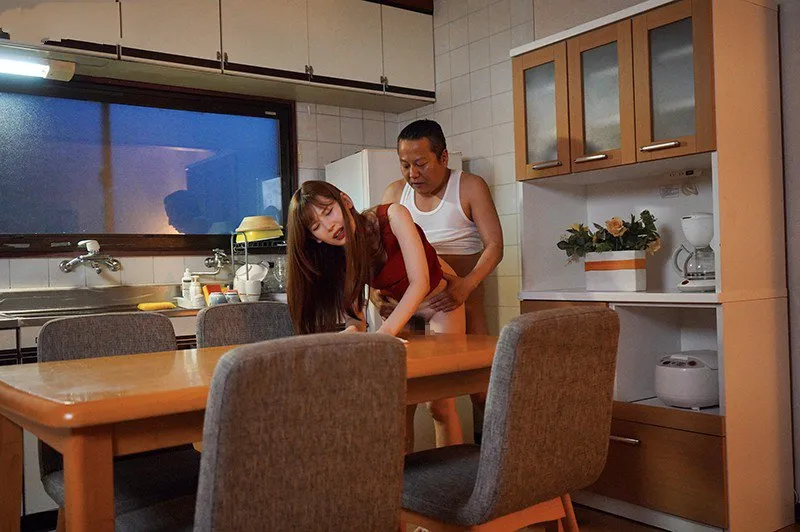 Con gái bị chồng yêu mới của mẹ quan hệ mỗi ngày, cho dù đã có người yêu