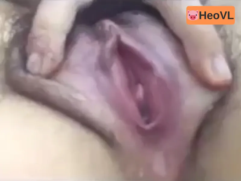 Eny show cận cảnh lồn đang thở